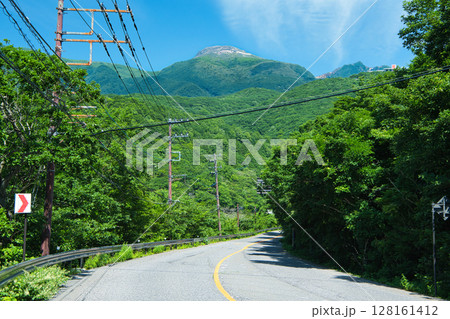 栃木県那須町　那須街道から見る茶臼岳と朝日岳 128161412