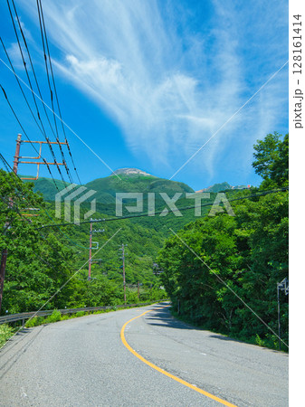 栃木県那須町　那須街道から見る茶臼岳と朝日岳 128161414