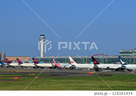 羽田空港第3ターミナルに駐機する国際線の旅客機　 128161434