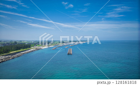 梅雨時の日本の富山県入善町の海岸線の様子 128161818