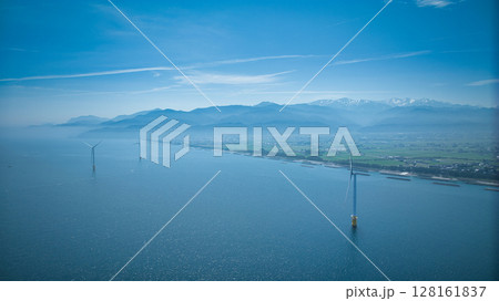 梅雨時の日本の富山県入善町の海岸線の様子 128161837