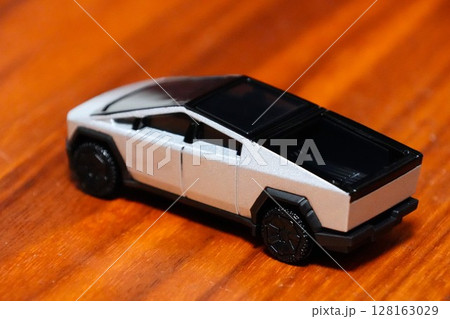 ミニチュアのクルマ(テスラ サイバートラック) ミニチュアのクルマ(テスラ サイバートラック) 128163029
