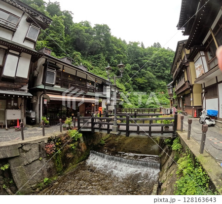 夏の銀山温泉 128163643