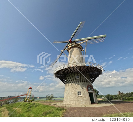 公園の風車 128164050
