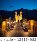 大聖堂が見える街の夜景 128164082