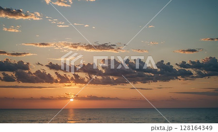海に沈む夕日と雲の風景 128164349