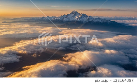 雲海にそびえる荘厳な峰 128164387