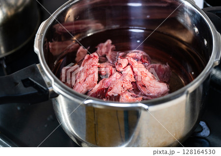 牛筋を圧力なべで煮込んでいる　脂身が美味しそうな国産牛のすじ肉 128164530