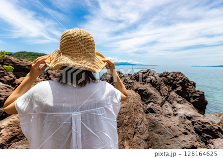 麦わら帽子をかぶった女性と夏の空と海 128164625