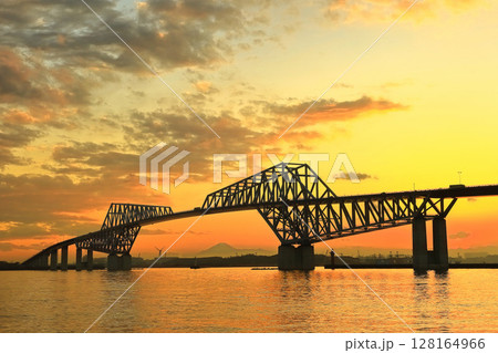 【東京都】富士山と東京ゲートブリッジの夕景 128164966
