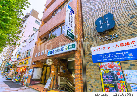 日本の東京都市景観　神田神保町・北向きに店が並ぶ古書店街の神保町駅。階段下に酒場…＝7月4日 128165088