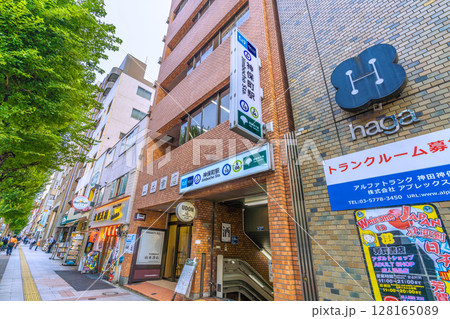 日本の東京都市景観　神田神保町・北向きに店が並ぶ古書店街の神保町駅。階段下に酒場…＝7月4日 128165089