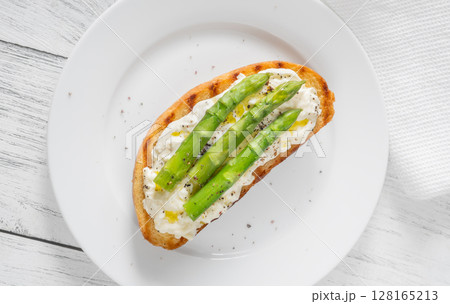 Grilled sandwich with white bread, stracciatella cheese, and green asparagus Grilled sandwich with white bread, stracciatella cheese, and green asparagus 128165213