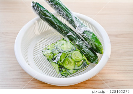 冷凍保存する胡瓜 冷凍保存する胡瓜 128165273