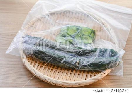 フリーザーパックで冷凍保存する胡瓜 128165274