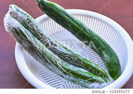 洗って水分を拭いてラップで包んだ胡瓜 128165277