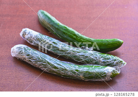 洗って水分を拭いてラップで包んだ胡瓜 128165278