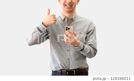 スマートフォンを持っていいね!のポーズをする男性 スマートフォンを持っていいね!のポーズをする男性 128166011