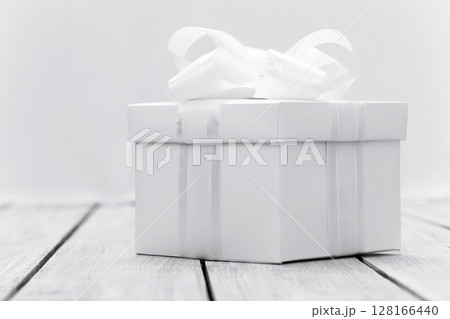Gift Gift 128166440