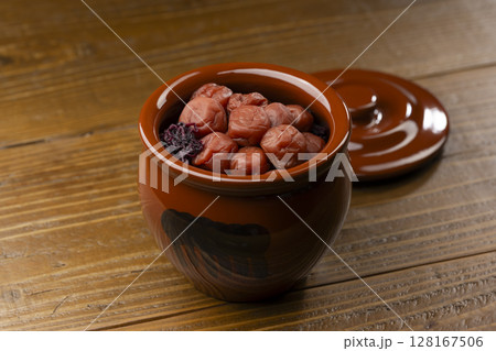 壺にたっぷり詰まった昔ながらの梅干し 128167506