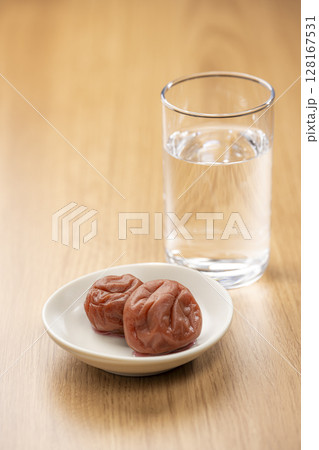 コップの水と梅干しで夏の熱中症対策 コップの水と梅干しで夏の熱中症対策 128167531