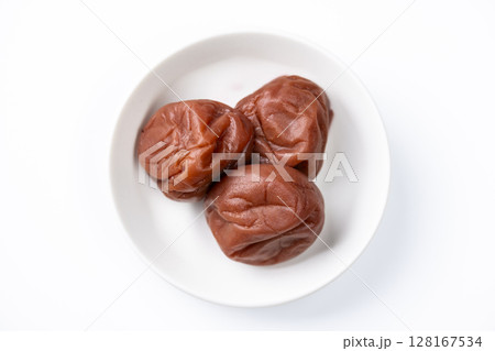 白背景に置かれた梅干しの俯瞰 128167534