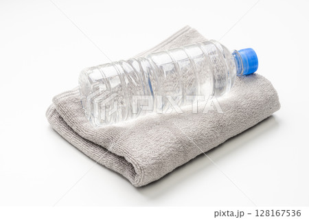 白背景にペットボトルの水とタオル 128167536