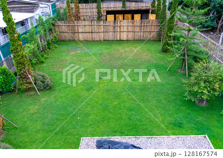 There is plenty of space in the backyard with bamboo fence. It is appropriate for throwing a camping party. 128167574