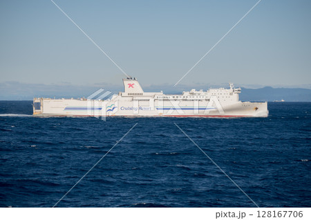 【東京九州フェリー新門司港行はまゆうと横須賀港行きそれいゆとの離合】 128167706