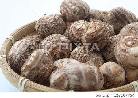 竹笊に入れた洗った里芋アップ 竹笊に入れた洗った里芋アップ 128167754