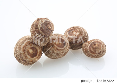 洗った里芋コロコロ 128167822