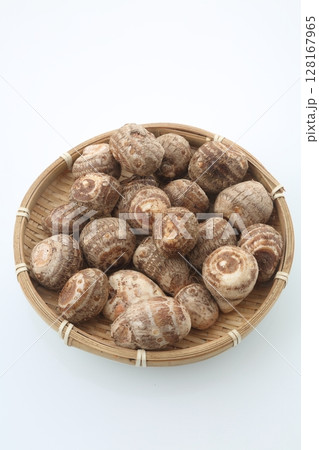 竹笊に入れた洗った里芋 竹笊に入れた洗った里芋 128167965
