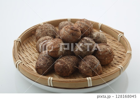 竹笊に入れた茹でた里芋 竹笊に入れた茹でた里芋 128168045