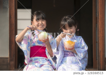 縁側でかき氷を食べる浴衣姿の姉妹 縁側でかき氷を食べる浴衣姿の姉妹 128168513