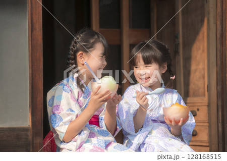 縁側でかき氷を食べる浴衣姿の姉妹 縁側でかき氷を食べる浴衣姿の姉妹 128168515
