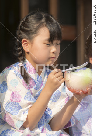 縁側でかき氷を食べる浴衣姿の姉妹 縁側でかき氷を食べる浴衣姿の姉妹 128168516