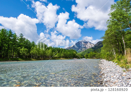 爽やか上高地! 焼岳と梓川の美しい流れ 爽やか上高地! 焼岳と梓川の美しい流れ 128168920