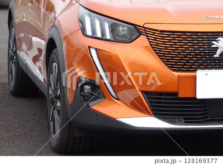 輸入車イメージ　プジョー2008のフロントマスク 128169377