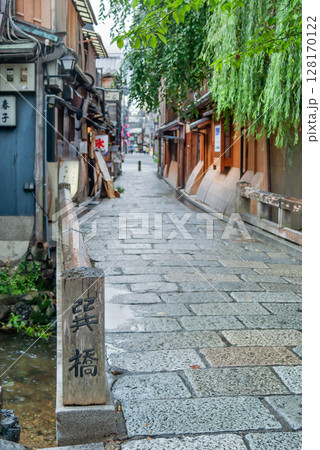 京都・祇園白川の情緒溢れる街並み、石畳の路地と巽橋へと続く風情ある景観 京都・祇園白川の情緒溢れる街並み、石畳の路地と巽橋へと続く風情ある景観 128170122