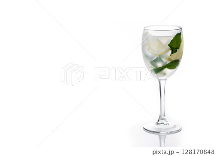 Hugo Spritz cocktail in glass Hugo Spritz cocktail in glass 128170848