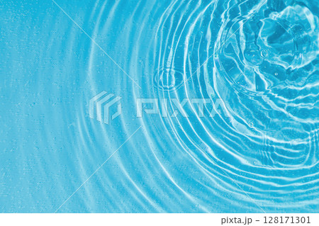 drops on water with circles on a blue background 128171301