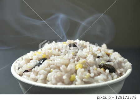 湯気の立ち昇る温かい炊き立て雑穀ごはん 128172578