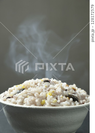 湯気の立ち昇る温かい炊き立て雑穀ごはん 湯気の立ち昇る温かい炊き立て雑穀ごはん 128172579