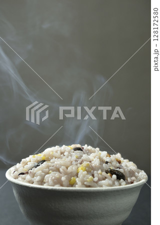 湯気の立ち昇る温かい炊き立て雑穀ごはん 湯気の立ち昇る温かい炊き立て雑穀ごはん 128172580