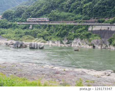 【高山本線】夕刻迫る木曽川沿いを走行する普通列車 【高山本線】夕刻迫る木曽川沿いを走行する普通列車 128173347