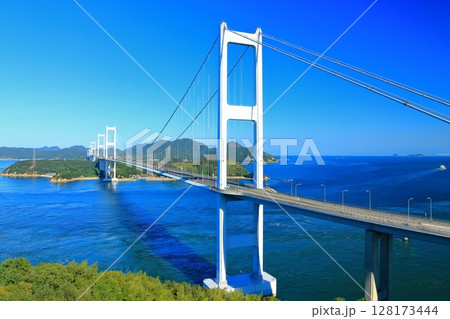 【愛媛県】来島海峡展望館から見た来島海峡大橋と来島海峡(しまなみ海道) 【愛媛県】来島海峡展望館から見た来島海峡大橋と来島海峡(しまなみ海道) 128173444