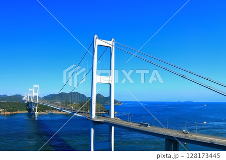 【愛媛県】来島海峡展望館から見た来島海峡大橋と来島海峡（しまなみ海道） 128173445