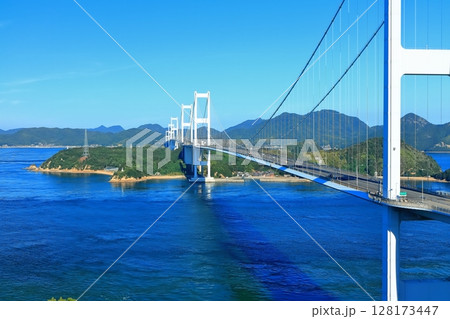 【愛媛県】来島海峡展望館から見た来島海峡大橋と来島海峡(しまなみ海道) 【愛媛県】来島海峡展望館から見た来島海峡大橋と来島海峡(しまなみ海道) 128173447