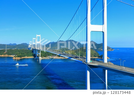 【愛媛県】来島海峡展望館から見た来島海峡大橋と来島海峡（しまなみ海道） 128173448