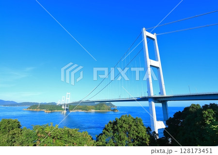 【愛媛県】来島海峡展望館から見た来島海峡大橋と来島海峡（しまなみ海道） 128173451